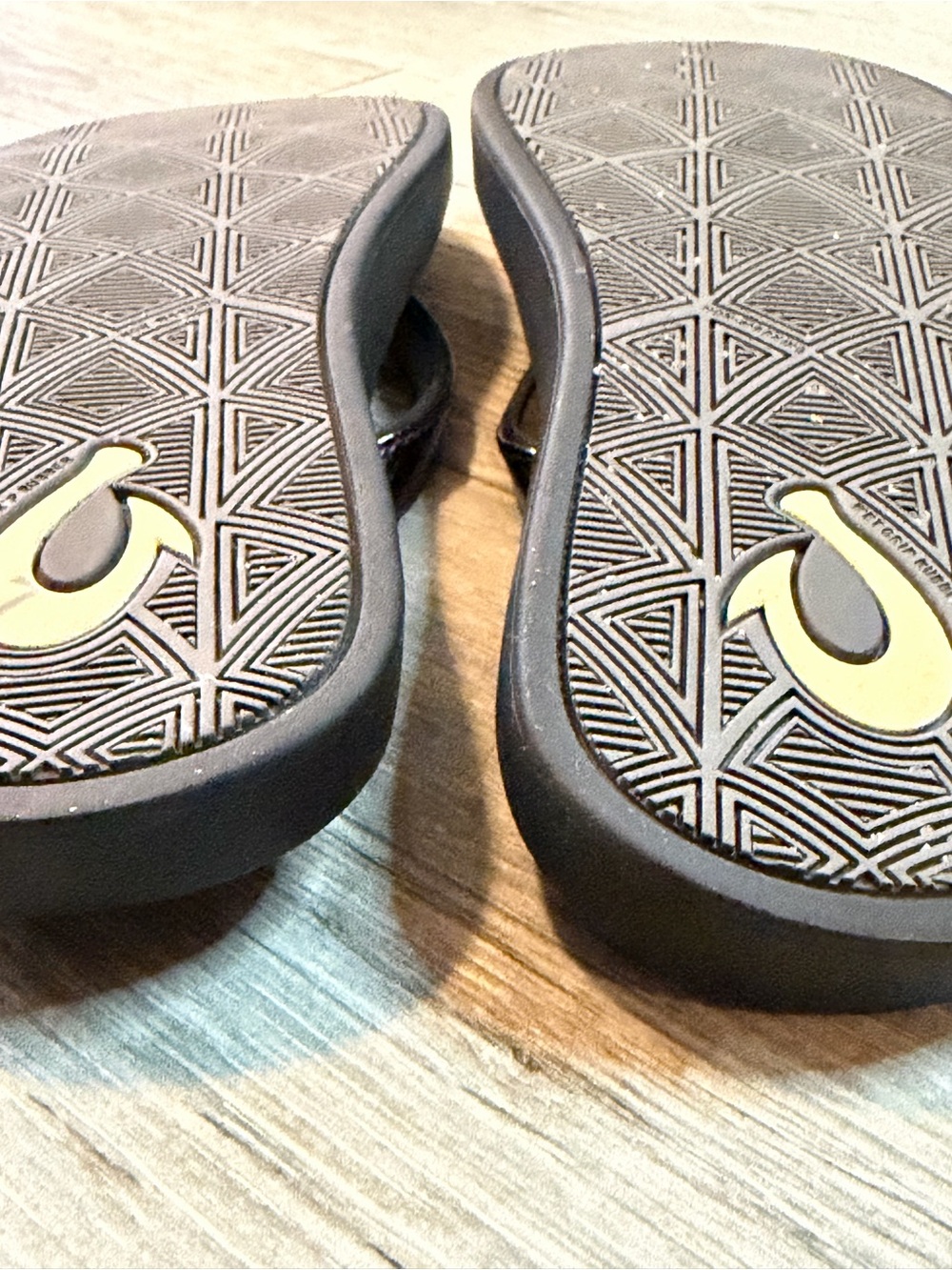 OluKai Puawe Black Sandals Flip Flops Women's Size 8 Casual Summer Pool Beach - Picture 7 of 10
